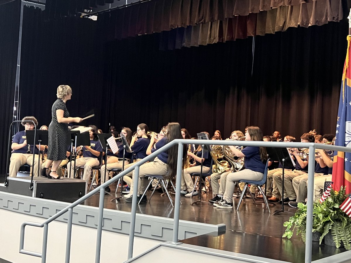 DCSeNews's tweet photo. Olive Branch Middle School band hosts a remembrance ceremony for those that lost their lives on 9/11 and the attacks that impacted our country on the terrifying day. Attendance included first responders of the city and Mr. Uselton. May we never forget. #TeamDCS @nick_eddlemon https://t.co/akK54Wuk8q