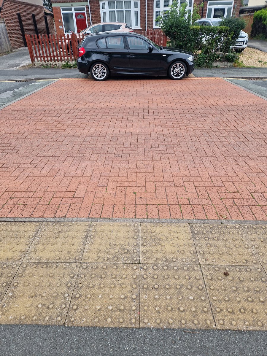 @wrexhamcbc @NWPolice @wrexham @wrexhamcity what fantastic (Not) parking at 3:15 today outside Acton park School. Parent that drive there kids to school need to think.This driver was putting school  kids lives at risk  were it was parked. BMW 118 REG YE10 DVV