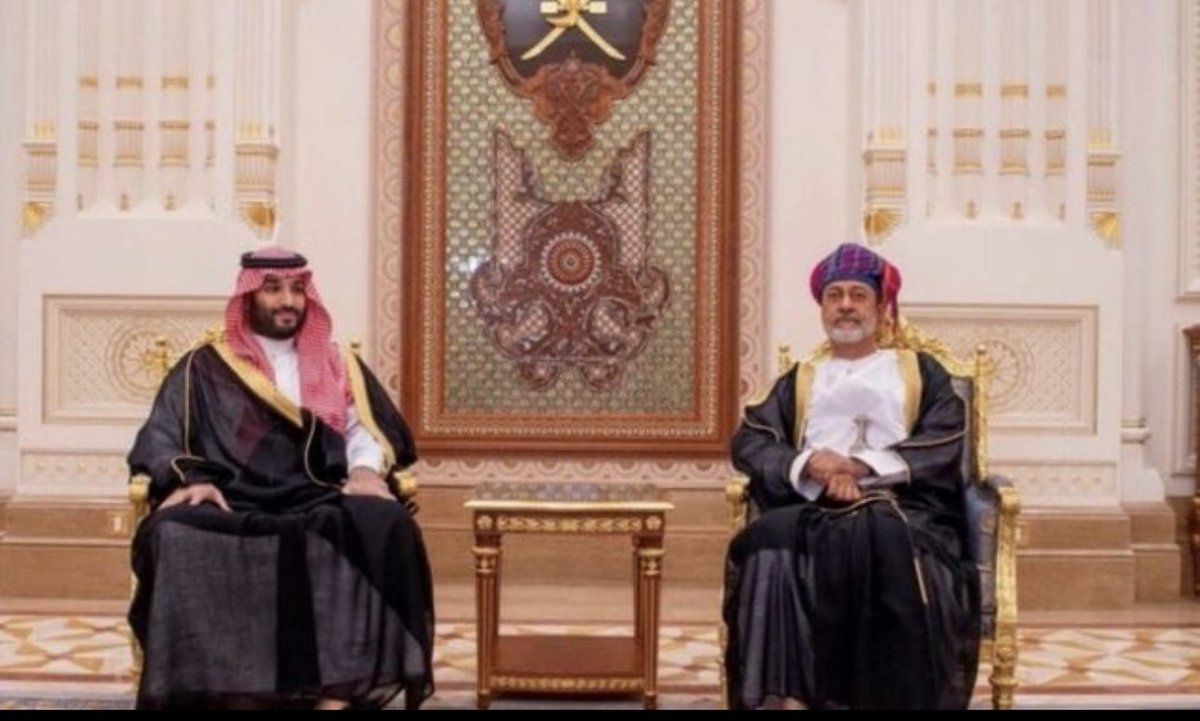 AlharbiMais's tweet photo. هذه #عُمان المحبة والسلام الرصين وهذه #السعودية أرض العزم شمس النهار..

ولي العهد الأمير #محمد_بن_سلمان في مسقط .. https://t.co/vd7vPUBzwg