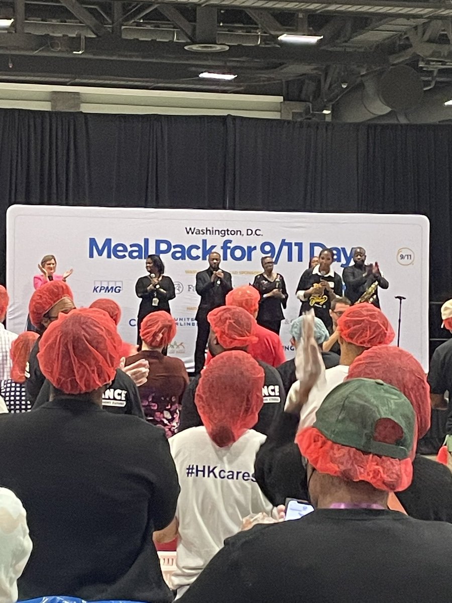 Marina_BWI's tweet photo. I spent the day talking with students at Howard University about their career path and assisting in the packing of 200k+ meals for those in need in DC. #GoodLeadsTheWay #beingUnited #SeptemberofService #Aviate #BEACON https://t.co/k2ZE7hs0Al