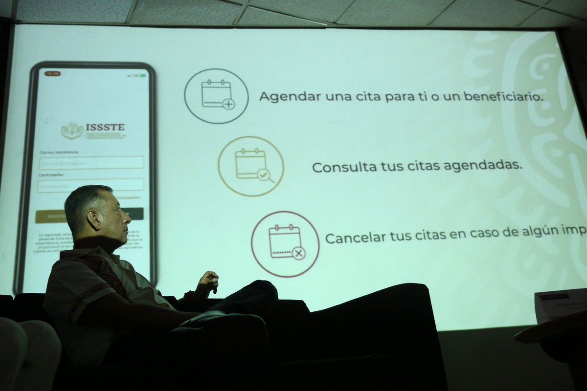 ISSSTE_mx's tweet photo. 📱NUEVA APP DEL #ISSSTE 

El director general, @drpedrozenteno, inauguró la nueva aplicación para dispositivos móviles del #Issste, #AppAsissste, donde derechohabientes podrán agendar citas médicas y la fecha, sin necesidad de hacer largas filas o esperar al teléfono. https://t.co/RTMw1QZ7bV