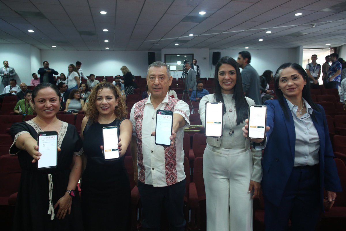 ISSSTE_mx's tweet photo. 📱NUEVA APP DEL #ISSSTE 

El director general, @drpedrozenteno, inauguró la nueva aplicación para dispositivos móviles del #Issste, #AppAsissste, donde derechohabientes podrán agendar citas médicas y la fecha, sin necesidad de hacer largas filas o esperar al teléfono. https://t.co/RTMw1QZ7bV