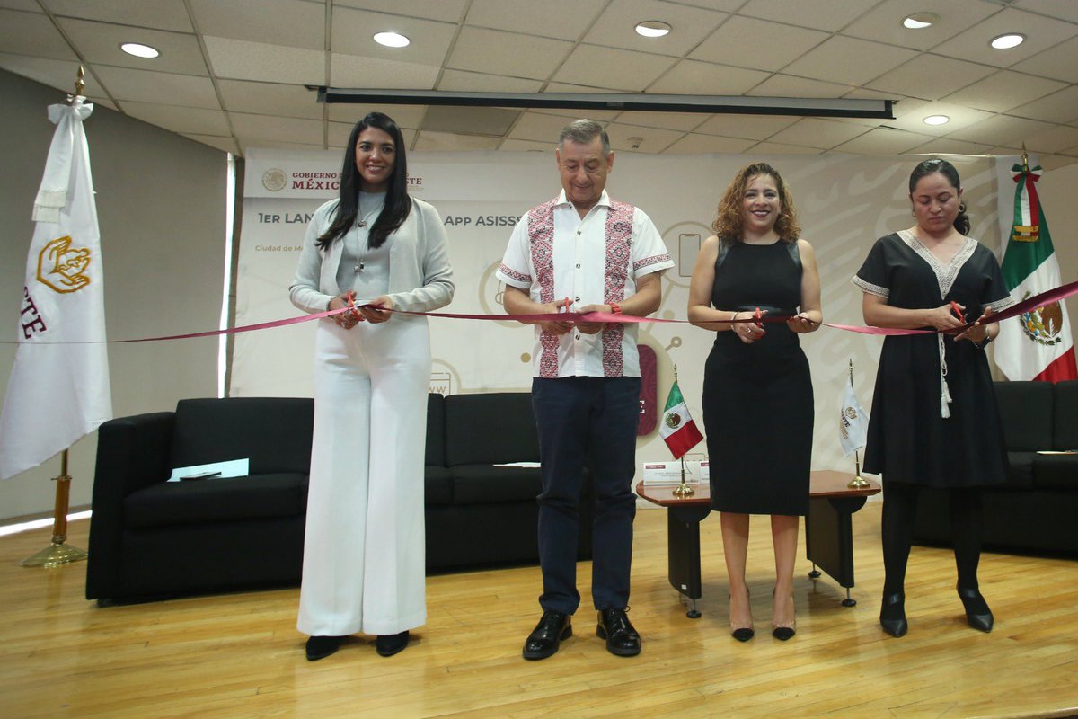 ISSSTE_mx's tweet photo. 📱NUEVA APP DEL #ISSSTE 

El director general, @drpedrozenteno, inauguró la nueva aplicación para dispositivos móviles del #Issste, #AppAsissste, donde derechohabientes podrán agendar citas médicas y la fecha, sin necesidad de hacer largas filas o esperar al teléfono. https://t.co/RTMw1QZ7bV