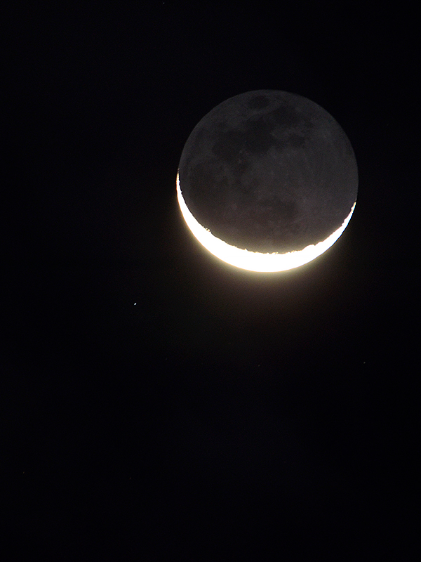おはようございます。火曜の夜明け前、東の空で明けの明星・金星と細い月が並んでいました。まだ空の暗い街なら逢えると思いますので、今起きている方は、ちょっと窓を開けてみて下さい。お天気のすぐれない街の方は、私の写真でですが雰囲気を感じて頂ければ。
今日も、良い1日になりますように。