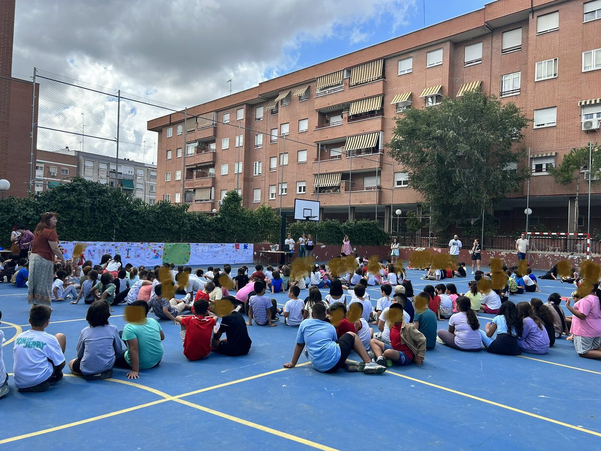 CeipMiguel's tweet photo. Hoy hemos dado la bienvenida oficial a toda la comunidad educativa con una bonita actividad en el patio. ¡Bienvenidos a tod@s a este nuevo curso! @ampamiguel1 https://t.co/tMIdzqGb1B