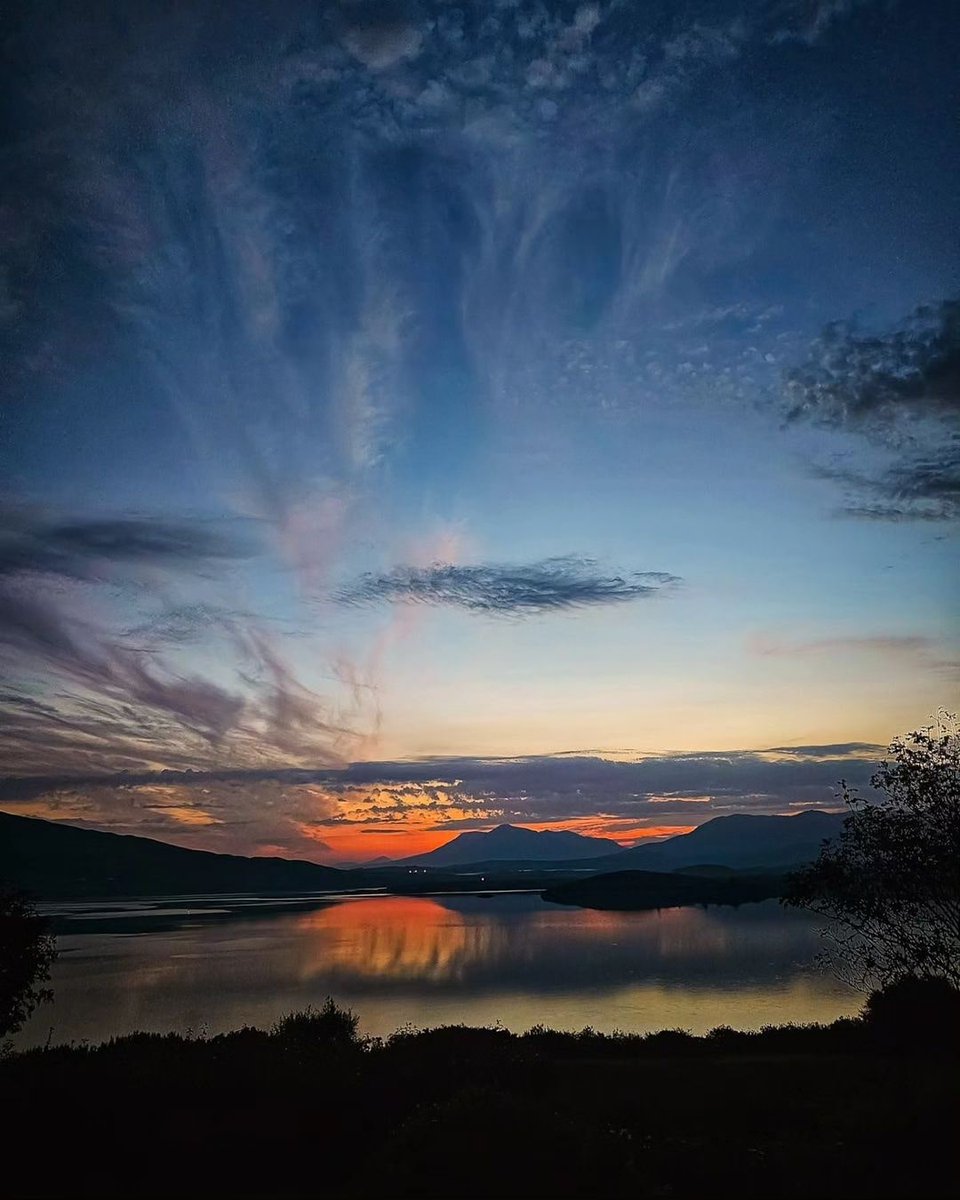 A stunning evening sky over Ballinakill Bay in Connemara... Be sure to sit & watch the sunset sometime, it'll calm the mind and soothe the soul! 🌅⛰️😍❤️ 📸 IG/ wild_atlantic_tours 📍 Ballinakill Bay, Letterfrack #Sunset #Wow #Connemara #Galway #Ireland #VisitGalway