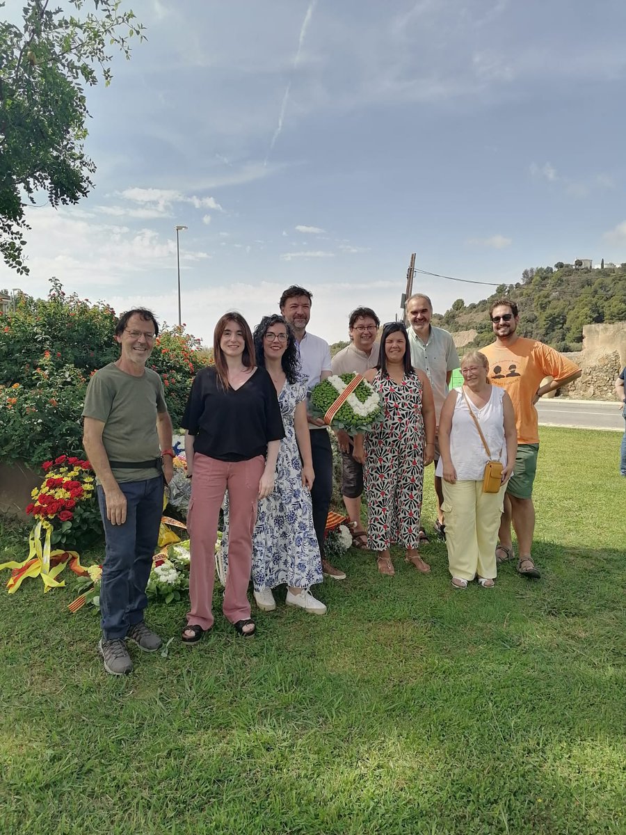 UnitatSusanna's tweet photo. Ofrena floral 💐 per la Diada Nacional de Catalunya a la Plaça de la Independència.

Que acabeu de gaudir-la!

#Diada2023
#SantaSusanna https://t.co/NvMYhVaRco