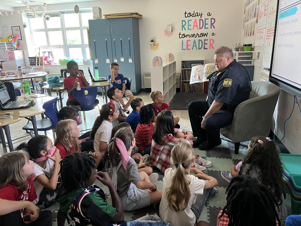 a special guest reader visited us this morning📚👮‍♂️ <a href="/PES_Mustangs/">Pembroke Elementary</a>