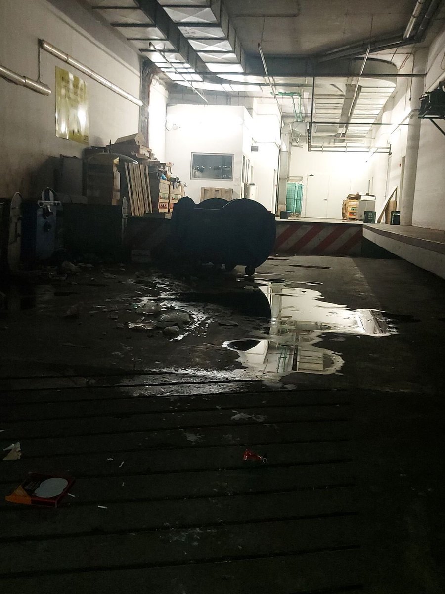 vagax2's tweet photo. @prijavi_problem Super Vero u Ruzveltovoj ugrozava zdravlje gradjana jer stvara deponiju djubreta i organskog otpada u sred grada, neposredno pored drugih stambenih zgrada https://t.co/lTHHEzPKb3