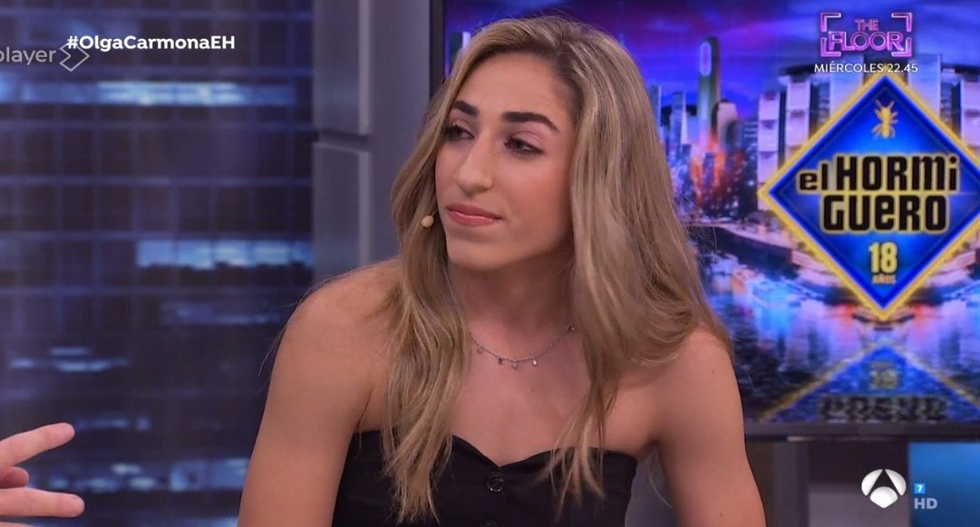Erafutbolfem's tweet photo. 🎙 OLGA CARMONA en 'El Hormiguero' sobre el fallecimiento de su padre

🗣 "Fue un día con muchas emociones. Mi familia tomó la decisión de no decirme nada  hasta que pasase todo. Yo tuve la suerte de marcar gol y de ganar el Mundial. En cuanto llegué al aeropuerto todo se torció. No tengo palabras para describir lo que sentí en ese momento"

🗣 "Yo estaba contenta dentro de todo lo que podía estar. Quería estar con mis compañeras en Madrid Río. Era un momento único. Yo sé qué mi padre querría que hubiera estado allí"