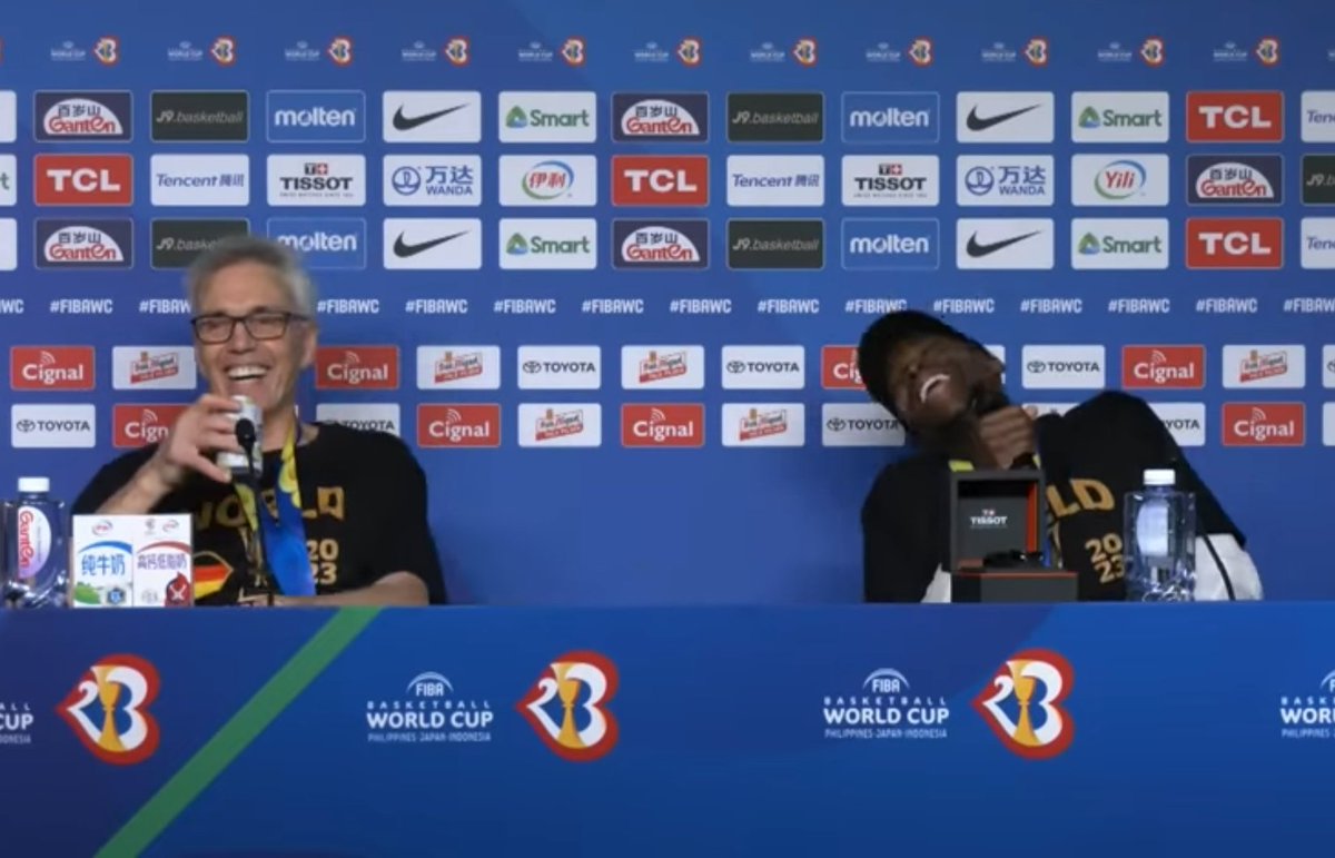 iperantanen's tweet photo. Kaikkea näkee kun vanhaksi elää, jatko-osa. Gordie ottelun jälkeen pressissä heittämässä naureskellen läppää kaljatölkki kädessä. Turnauksen MVP Dennis Schroeder repeilee vieressä. #MMkoris https://t.co/1oCc79Jlkz