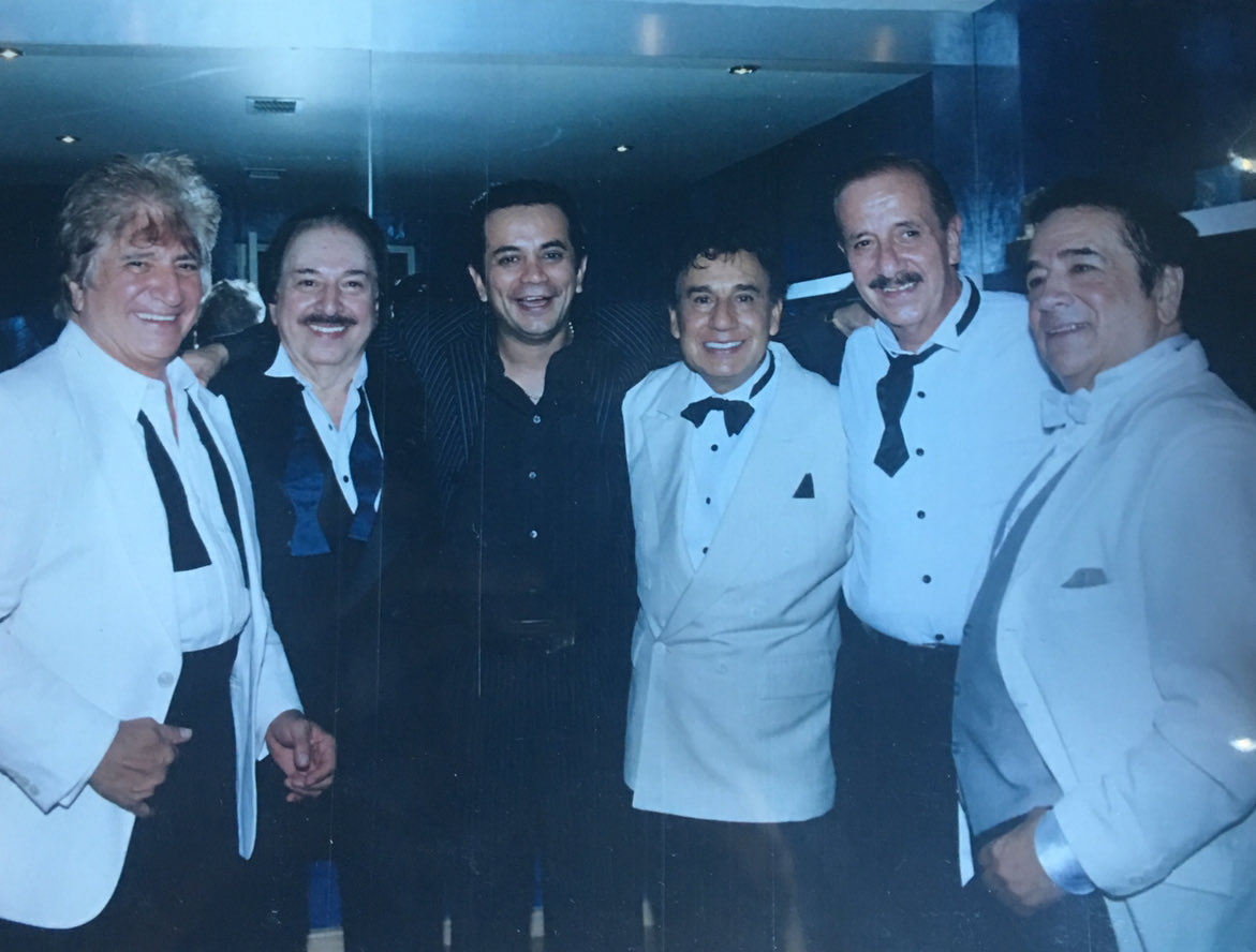 freddymasca1's tweet photo. El corazón se estremece al saber la partida de un gran amigo: el maravilloso Benito Castro.
Ahora están todos juntos uniendo sus voces como lo hicieron en este plano.
Hasta siempre Benito querido… hasta siempre Hermanos Castro. 😔 https://t.co/SiNiBpFsu4