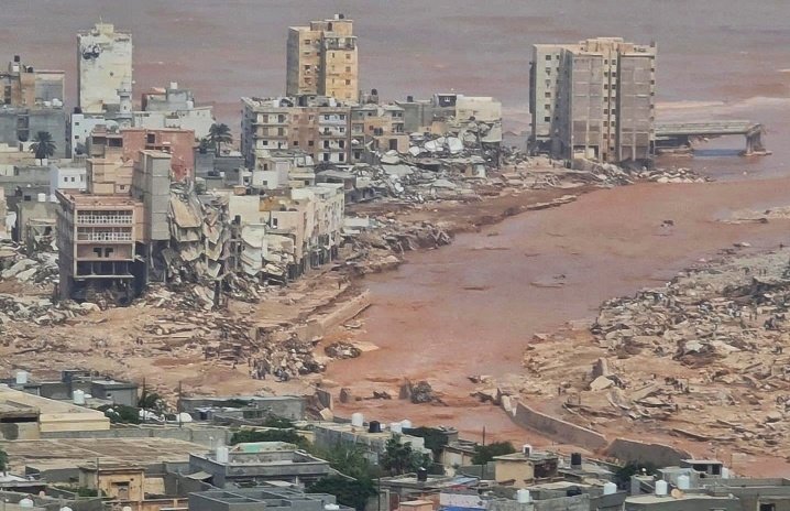 NotiWorld60's tweet photo. 🇱🇾 TRAGEDIA EN LIBIA: Mas de 2000 muertos y miles de desaparecidos tras el paso de la tormenta Daniel. Las autoridades han solicitado ayuda internacional.
#Urgente #Ahora #Libia #Libya  #Daniel #UltimaHora #LoUltimo https://t.co/Y1pxpgeCKs
