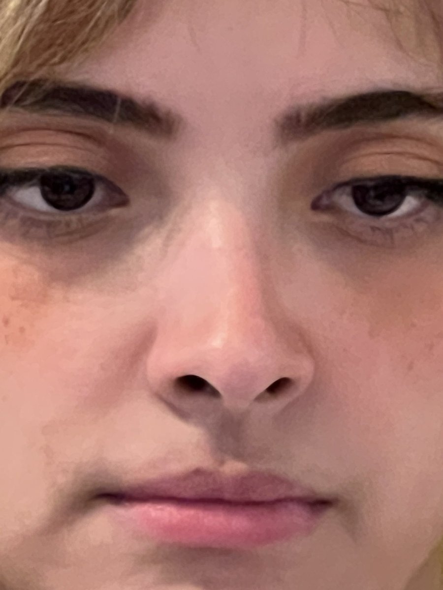 vickypalami's tweet image. se atrasó nuestro vuelo de Birmingham a Amsterdam porque la mufa es real asi que perdimos el vuelo a México. Ahora estaremos 17 horas en el aeropuerto valiendo vrga buenas noches 🤠