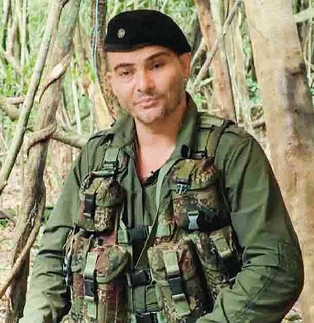 ojocolombia2026's tweet photo. 🇨🇴 Alias GAFAS: Comandante de las FARC, amigo personal de petro, prontuario criminal:

- asesinato 
- terrorismo
- rebelión
-  reclutamiento de niños 
- violacion de niñas 
- secuestro
- Crímenes de lesa humanidad

Condena: Ninguna, nombrado gestor de paz por Petro, libertad absoluta y con sueldo.

🇨🇴 Fabiola zuluaga: ciudadana colombiana, delitos:

- llamar simio a Francia marquez

Condena: 14 meses de cárcel.

Increíble!!!