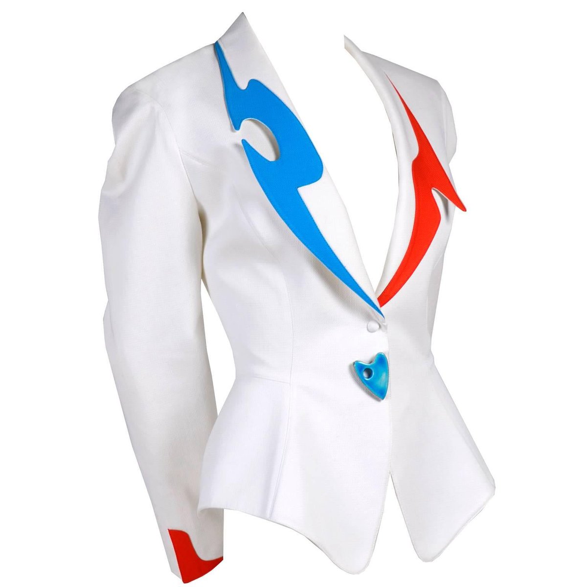pradachurch's tweet photo. laverne cox in a 1980s thierry mugler colorblock blazer at the US open https://t.co/KdUUeD3he9