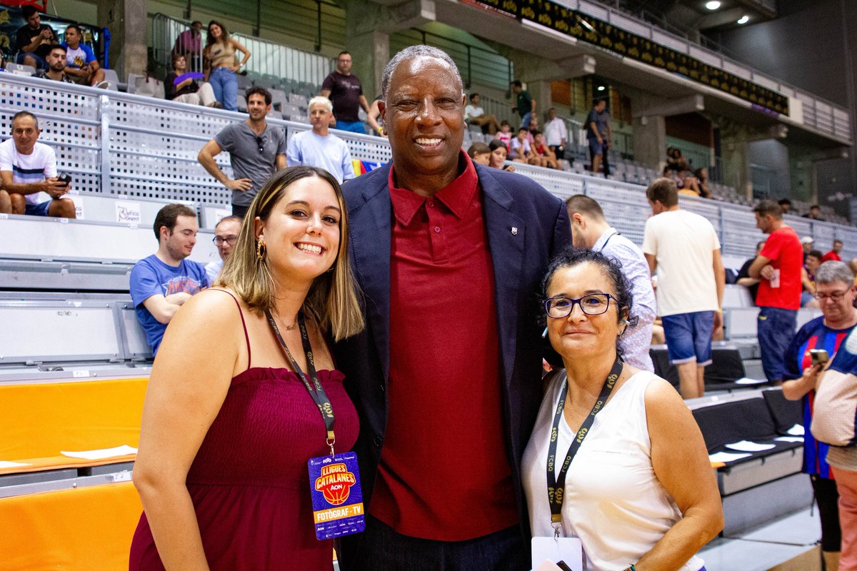 evacortijo75's tweet photo. Aun mite com Audie Norris li agraden Lleida i els caragols. Ens ho ha dit a la  @nnoeliaburg i a mi. Privilegis de la feina @FCBbasket La Lliga Catalana, a Lleida https://t.co/M6Si8iVBz1