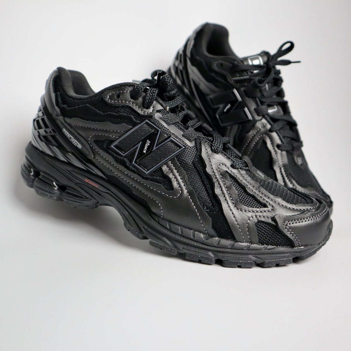 more_sneakers's tweet photo. Detailed look 👀 at the New Balance 1906D Protection Pack 'Black Leather'.
Who copped a pair already ?
#moresneakers #newbalance #protectionpack https://t.co/eQBXhOgiyk
