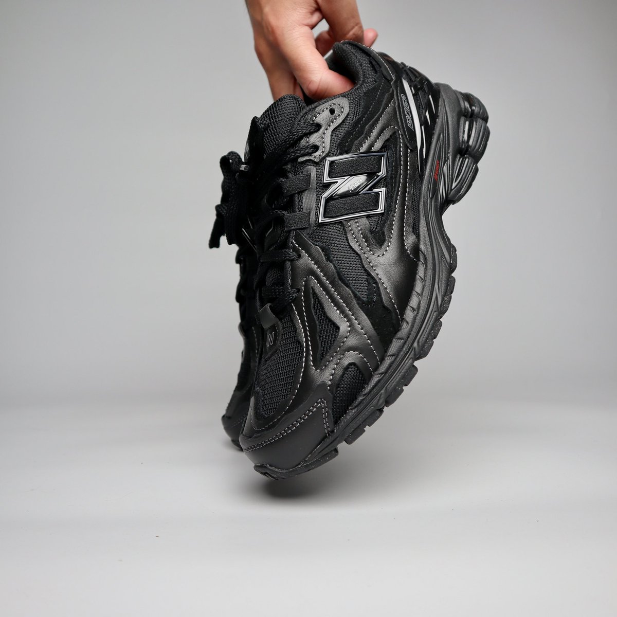 more_sneakers's tweet photo. Detailed look 👀 at the New Balance 1906D Protection Pack 'Black Leather'.
Who copped a pair already ?
#moresneakers #newbalance #protectionpack https://t.co/eQBXhOgiyk
