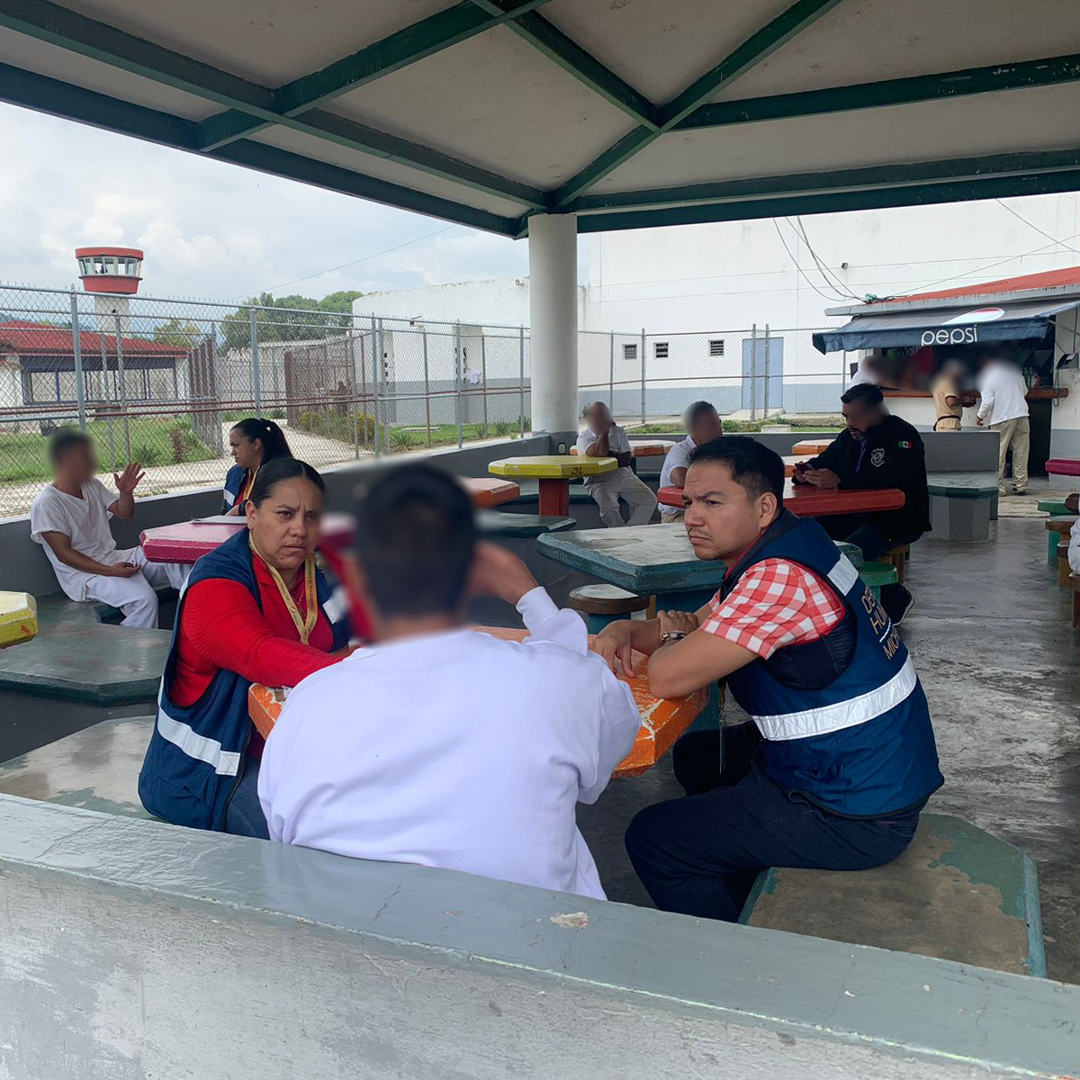 CEDHMichoacan's tweet photo. Personal de la Visitaduría Regional de #Zitácuaro acudió al Centro Penitenciario de la localidad, para atender diversas solicitudes de las personas privadas de la libertad. #CEDHContigo  #CEDHMichoacán https://t.co/VFL9wp9vGb