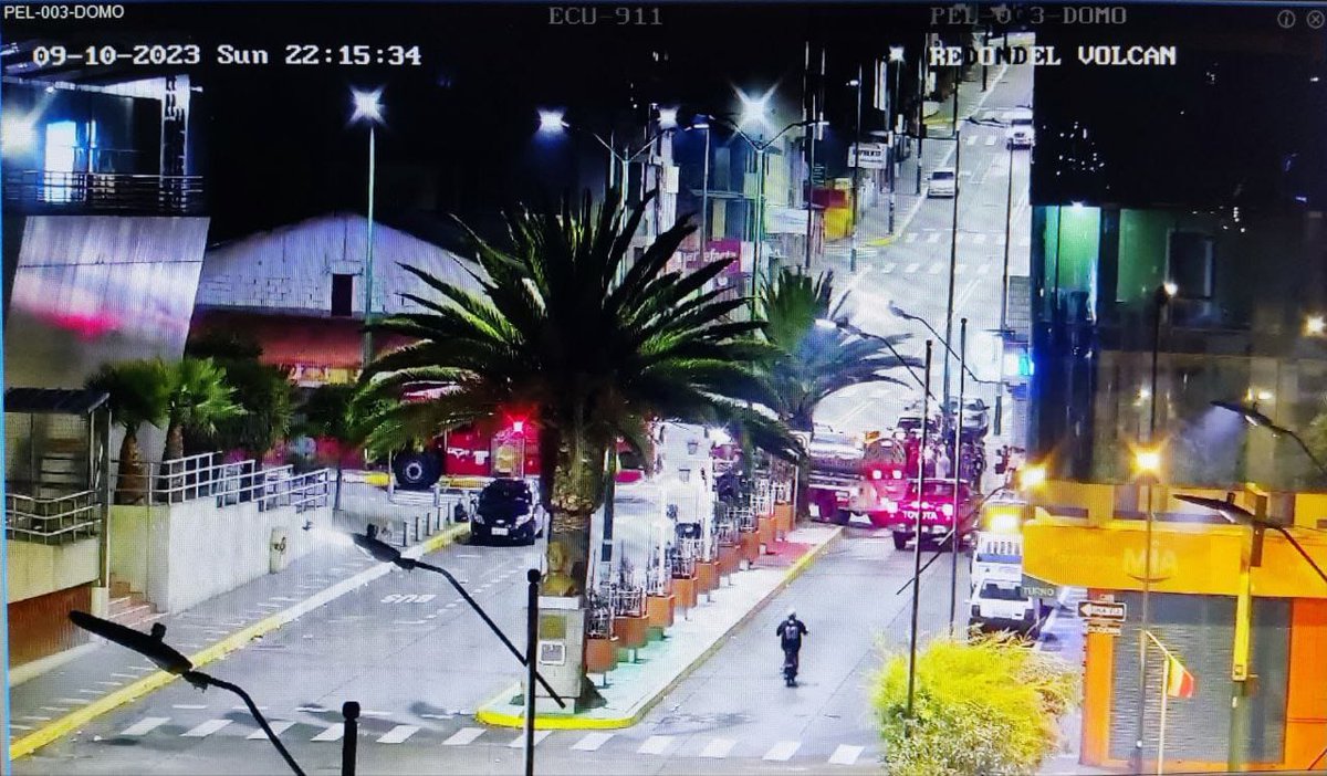 ECU911Ambato's tweet photo. Boletín🗞️

Coordinación desde el #ECU911 para atender un incendio estructural en #Pelileo.

A las 21:53 del domingo 10, una llamada al 9-1-1 detalló que existía fuego en un local comercial en este centro de abasto.

Asistieron:
🚒 #BomberosPelileo y
🚔 @PoliciaEcuador. https://t.co/z5tzqiV56O