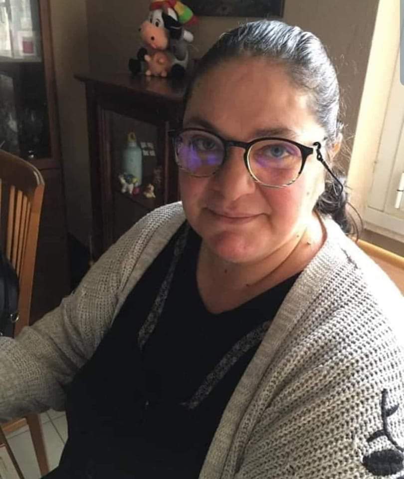 Lei è Lucia, 51 anni e una vita sempre ai limiti. Un primo matrimonio sbagliato, il secondo uomo che incontra ancora di più. Lucia perde tutto, anche i suoi bimbi: Raffaella, 3 anni, affidata a una comunità, Salem, in Tunisia con la madre del suo ex.
Lucia è per strada, senza ⬇️