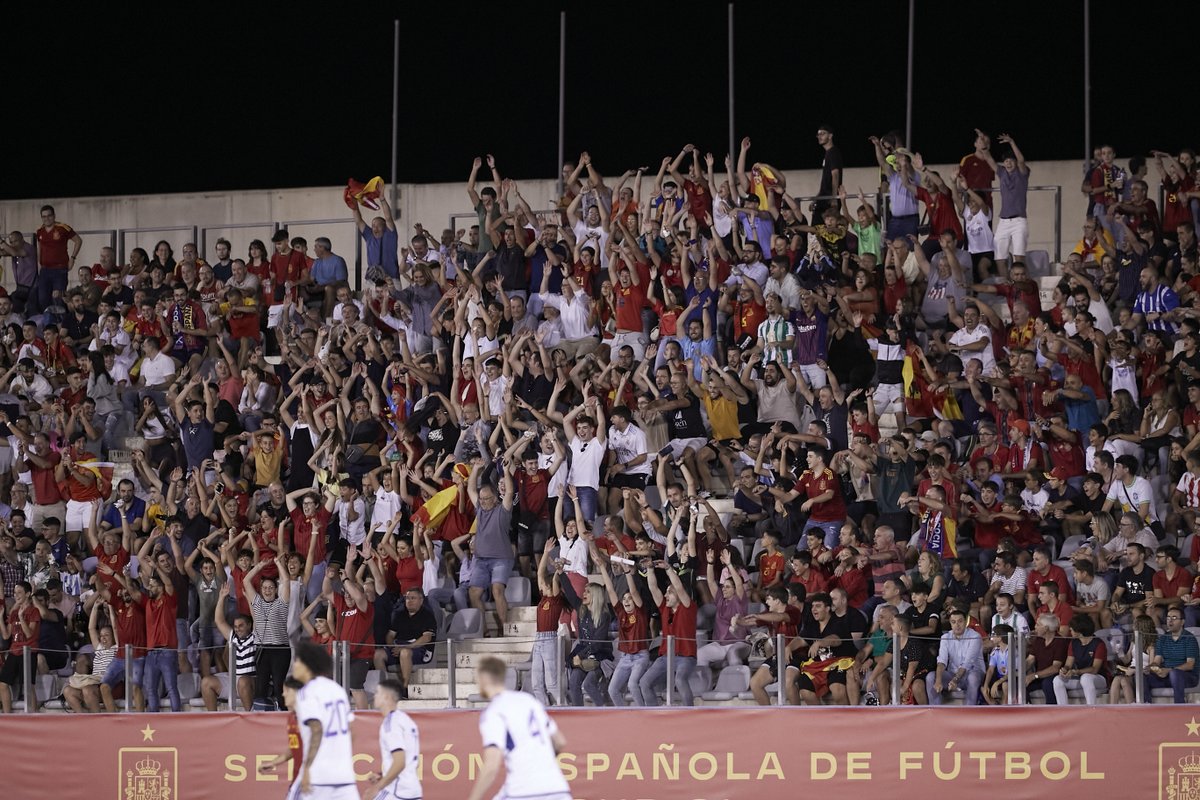 SEFutbol's tweet photo. 🏟 ¡HOY 𝗦𝗢𝗠𝗢𝗦 𝟵.𝟰𝟱𝟯 EN LA VICTORIA!

👏🏼🥹 ¡GRACIAS, JAÉN! ¡GRACIAS, AFICIÓN!

🇪🇸 🆚 🏴󠁧󠁢󠁳󠁣󠁴󠁿 | 0-0 | 73’

📺 @teledeporte

#U21EURO https://t.co/qYwPGxyKW1