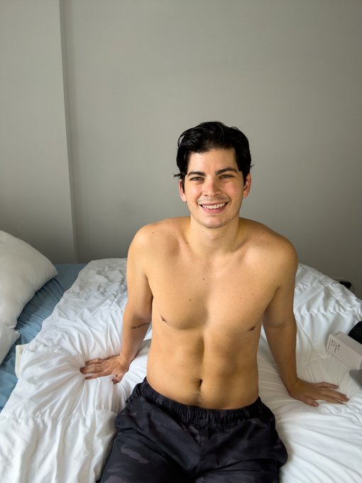 Feels like this shot was for the yearbook 😂 https://t.co/j0IdHLUYZR