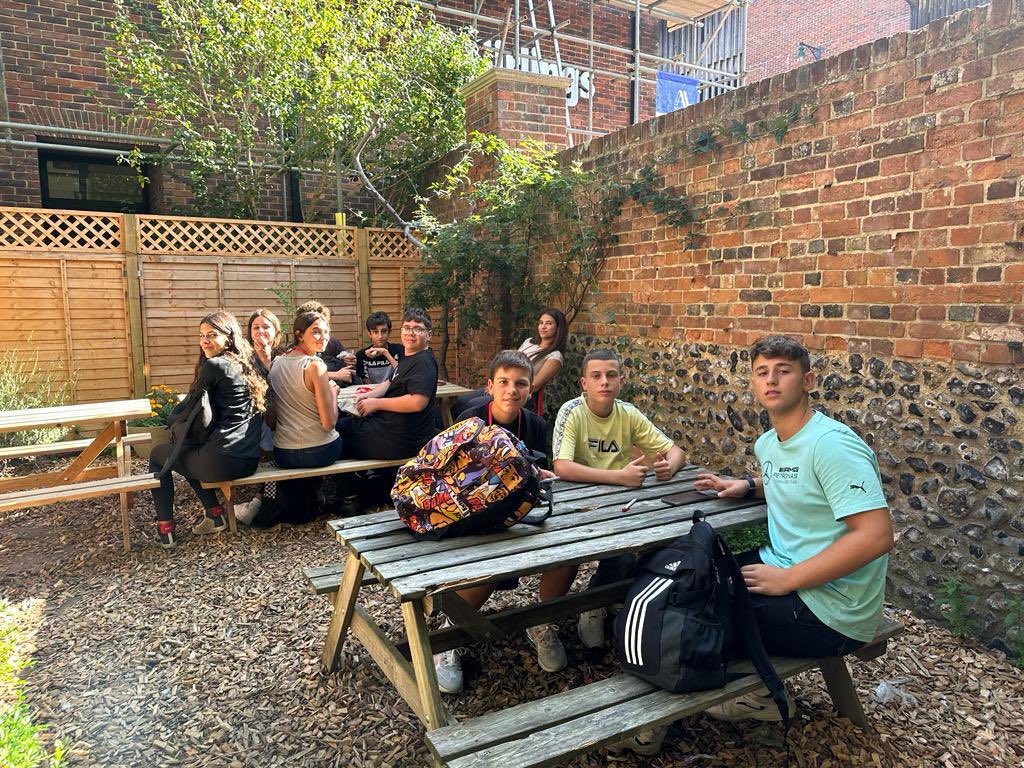 Los alumnos del Colegio La Marina que están participando en la incursión lingüística ya han iniciado su estadía en #Canterbury. Por la mañana han iniciado las clases y por la tarde han conocido la ciudad y la catedral.