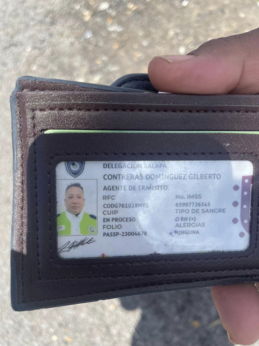 NBCDiario's tweet photo. Michell García perdió su cartera en un estacionamiento de #Xalapa. Un amable ciudadano la encontró, la entregó a un agente de @ssptransitover y el elemento acudió a la dirección de la afectada, para devolverla intacta. 

En tiempos difíciles, la bondad persiste💫 

#Honestidad #Solidaridad #BuenasPersonas #LosBuenosSomosMás #Veracruz