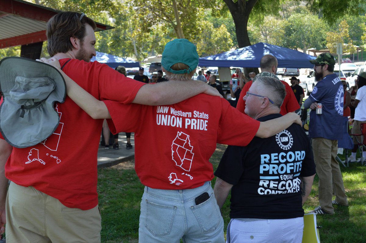 uaw_4811's tweet image. Over the weekend, 2865+5810 members rallied alongside our union siblings in the auto industry as they prepare to strike- we are ready to support them, whatever it takes. It’s time for the Big Three to pay up: #recordprofits mean #recordcontracts !