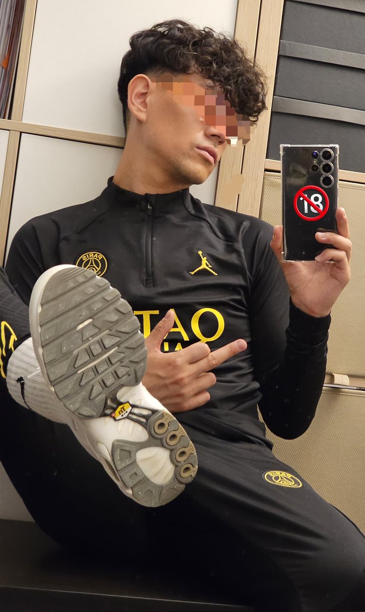 Viens prendre ta place naturelle de pute à males, tu sais que t'es qu'une lope alors assume et donne enfin un sens à ta vie à mes pieds #cashmaster #findom #paypig #humanatm #feetmaster #alphaboy #scally #tn