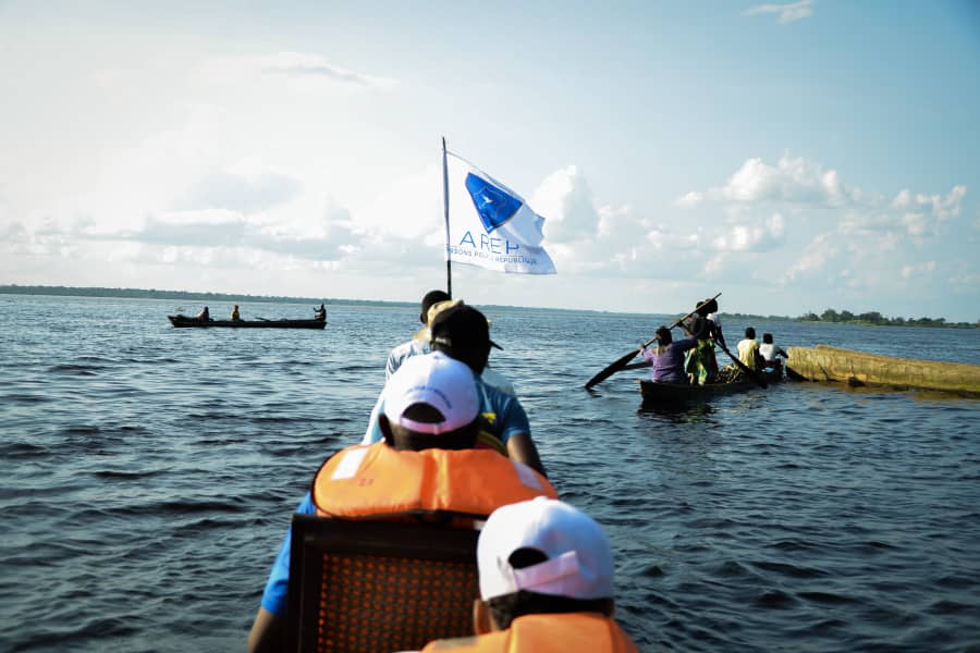B_PascalNkanga's tweet photo. @ArepOfficiel Mbandaka : C'est par pirogue que Pascal Nkanga et sa délégation sont arrivés et accueillis par la population de nganda Kinshasa à Mbandaka.
Venu pour renforcer le lien de confiance et montrer son engagement envers le bien-être et les intérêts de la communauté. https://t.co/xswixw84GJ