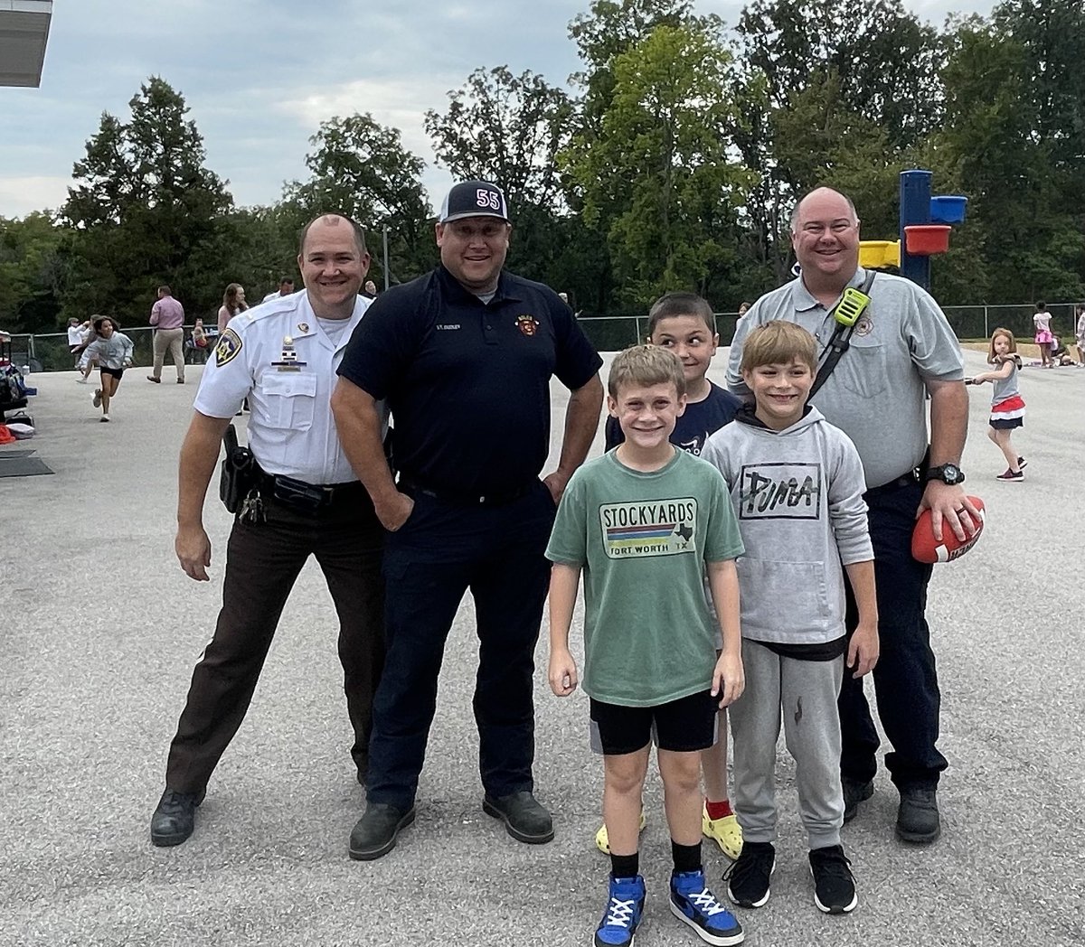 MVNationSup's tweet photo. #MVNation students &amp; staff recognizing  and thanking our first responder #Heroes across the district today in honor of Patriot Day! 🇺🇸💜🇺🇸🚑🚒🚓#Heroes @DistrictMVR3 @NikePrincipal @ColemanElem https://t.co/cTbjBJEDYz