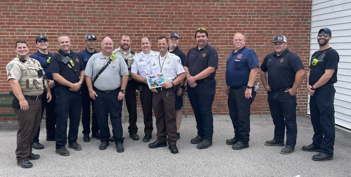 MVNationSup's tweet photo. #MVNation students &amp; staff recognizing  and thanking our first responder #Heroes across the district today in honor of Patriot Day! 🇺🇸💜🇺🇸🚑🚒🚓#Heroes @DistrictMVR3 @NikePrincipal @ColemanElem https://t.co/cTbjBJEDYz