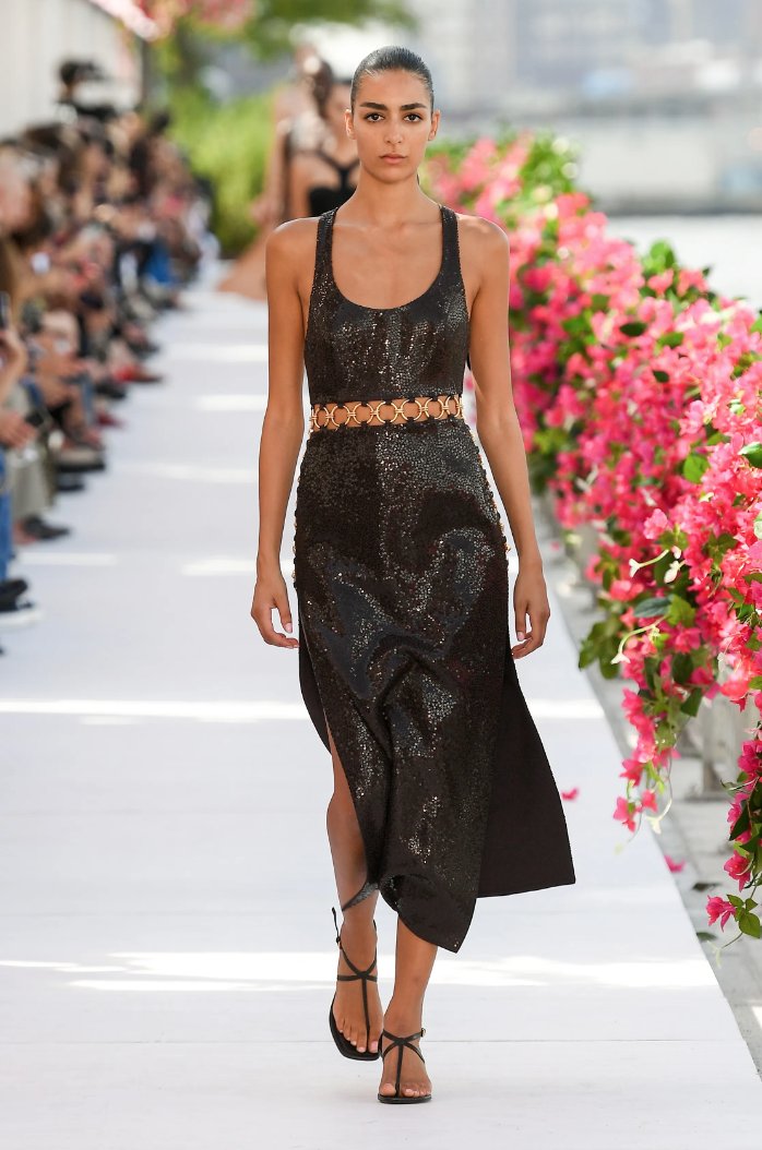 RevistaAlaModa's tweet photo. Michael Kors Primavera 2024
Una colección que incluye tejidos, colores tierra, sets ejecutivos, colores metálicos, argollas y prints de animales, ¿qué te parece?
#RevistaAlaModa #Firmas #NYFW #MichaelKors https://t.co/G4cko1KIVA