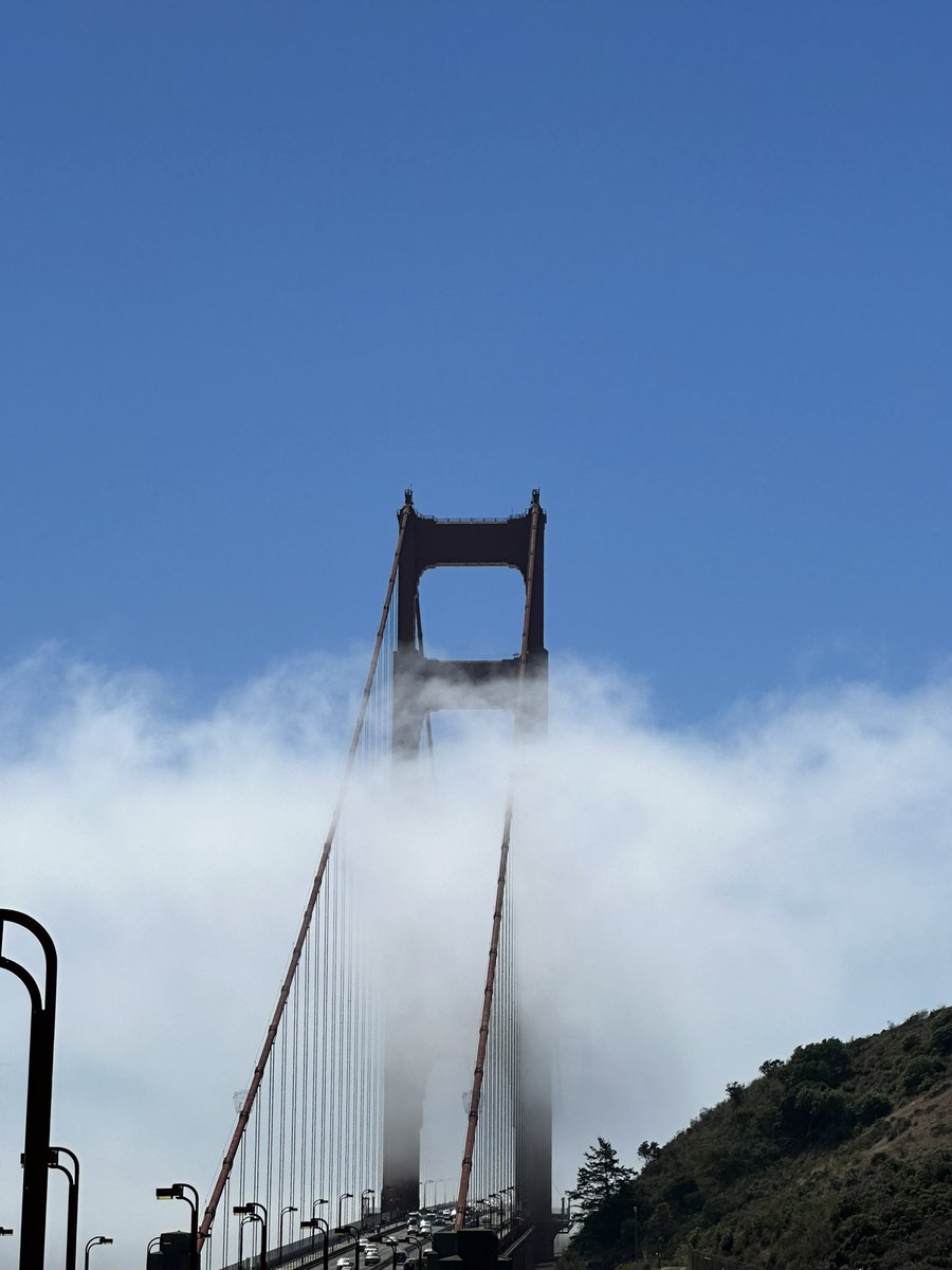 ttidmore1's tweet photo. Karl the fog rolling in to the Bay https://t.co/jwuEGhpQRt