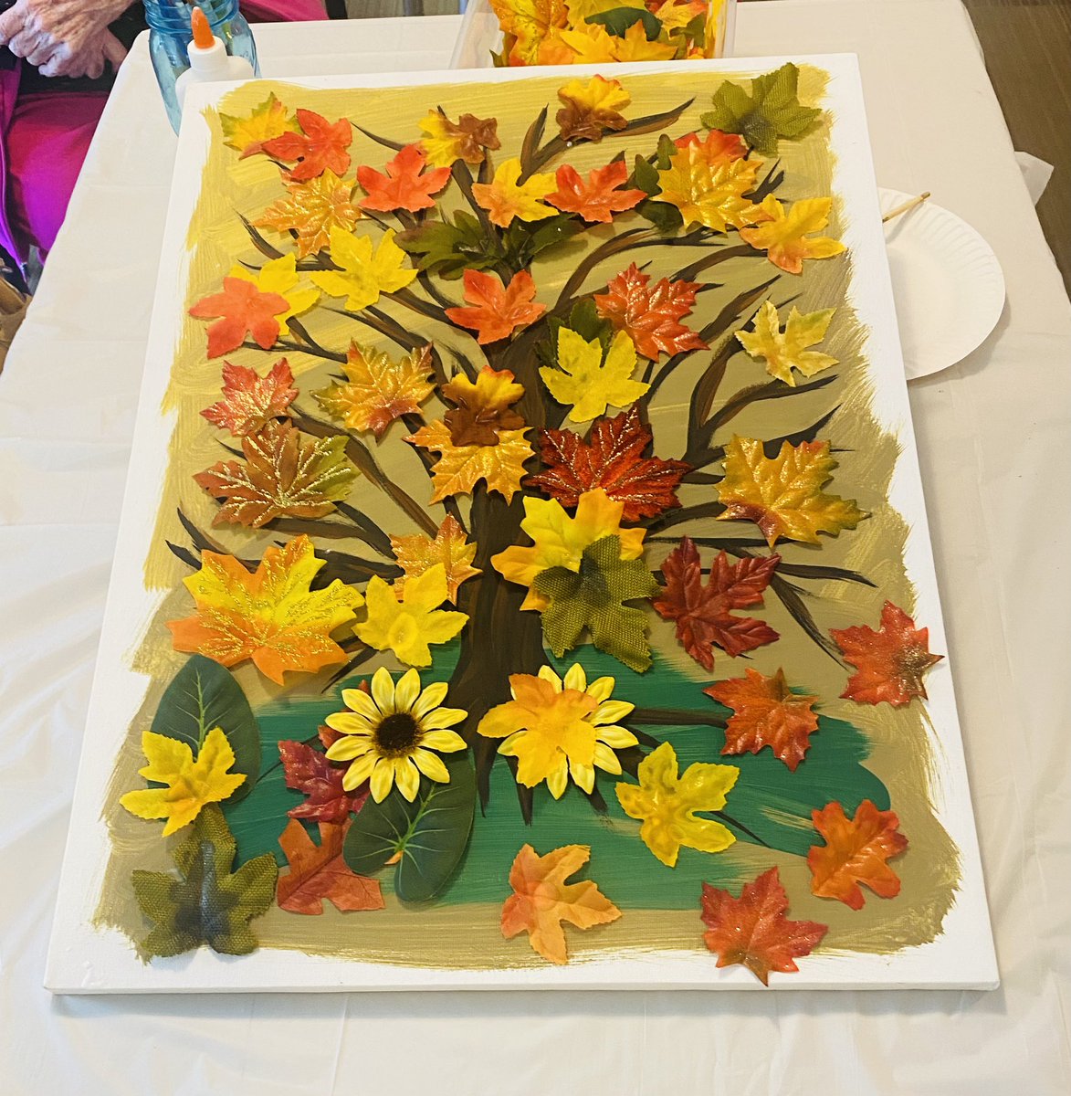 _scottclarke's tweet photo. Did a little #artrageous 3-d art 2day w/ this golden group at #springarborsevernapark! I painted the tree and they designed the fall leaf layout and attached them, sharing art and life stories! #scottclarkestudio #teachingartist #artreach #jurassicart #gratitude https://t.co/XQQKA3XuIG