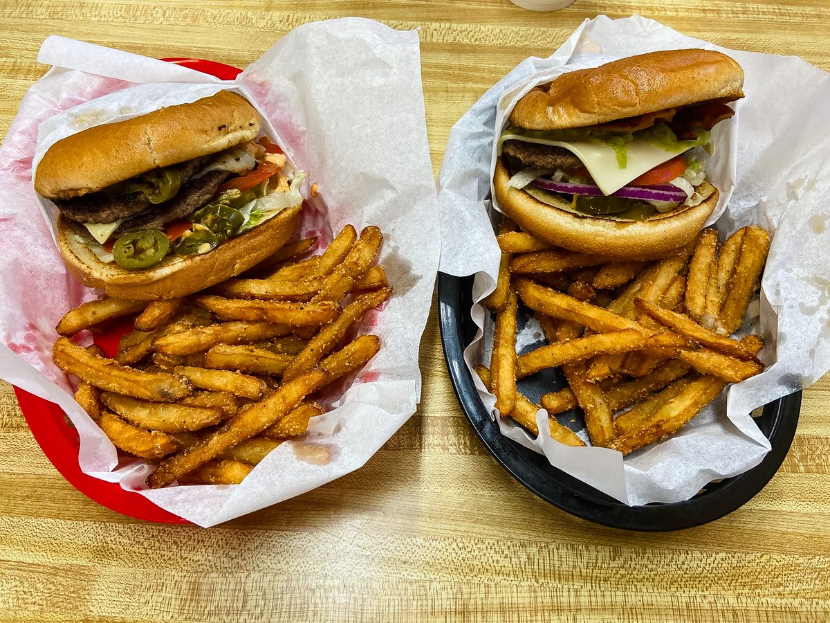 Cheesin' at Jerrys Burgers and Shakes for #NationalDoubleCheeseBurgerDay🍔

#burgers #foodie #momandpopshop #smallbusineess #visitearlyvisitoften