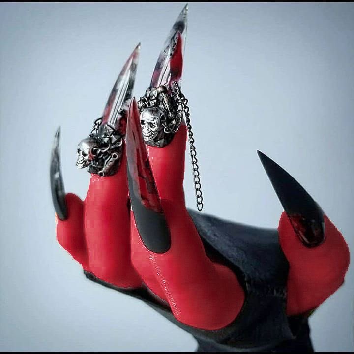 Watch out 

𝑯𝒆𝒓 𝒄𝒍𝒂𝒘𝒔 𝒂𝒓𝒆 𝒔𝒉𝒂𝒓𝒑.