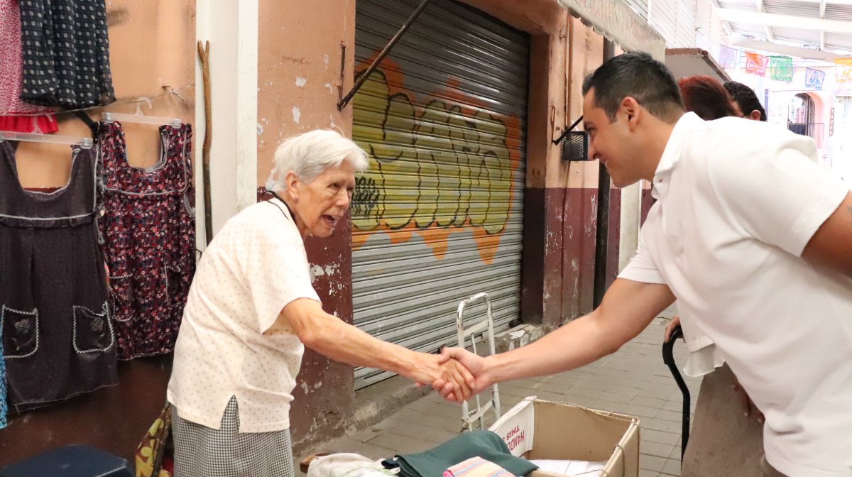 chrisenriquezh's tweet photo. Anduve dando la vuelta con la Sra. Lupita y su hijo Miguel en el Mercado Sóstenes Rocha. Un gustazo saludar a las y los locatarios; me pongo a sus órdenes para trabajar en sus gestiones. 🫡 #RegidorEnAcción #Irapuato https://t.co/GEHlznbKGU