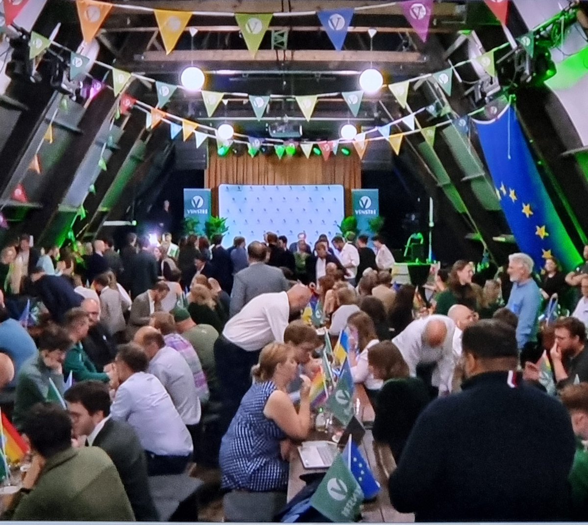 Goitericus's tweet photo. Massivt EU-flagg, ukrainske flagg og Pride-flagg på Venstres valgvake.

Ingen norske flagg.

Sier vel egentlig det meste om deres prioriteringer.

Og dette i en lokalvalg. https://t.co/4fjOsBoWzp