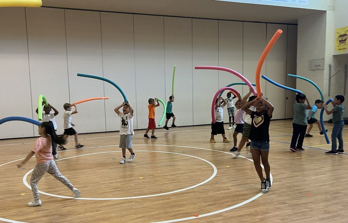 mrstaylorlmes's tweet photo. Using pool noodles to practice locomotor movements and manipulative skills with second graders.
@lakemyra 
@OPENPhysEd 
#ActiveOtters
#ItsTimeToShine https://t.co/BFvI11O7eu