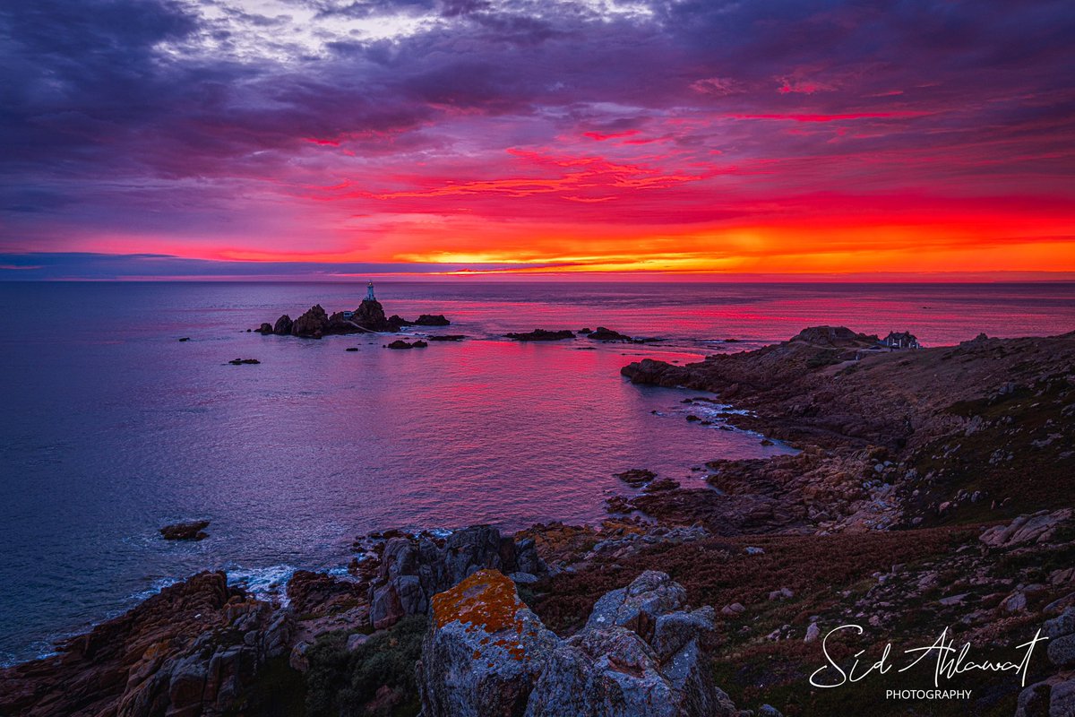 📸 tonite’s sky 🔥

#ethereal #jersey <a href="/VisitJerseyCI/">Visit Jersey</a> #theislandbreak #visitjerseyCI <a href="/BiarritzJersey/">Biarritz Hotel Jsy</a> <a href="/StBreladeJsy/">NOT IN USE ⛔️</a> #PoSB <a href="/StHelierJsy/">Parish of St Helier</a> @DiscoverJersey #JerseyCI <a href="/luxuryjersey/">Luxury Jersey</a> #FUJIFILMXH2 #fujifilm_xseries #sunsetphotography #channelislands <a href="/FujifilmUK/">FUJIFILM UK & Ireland</a>