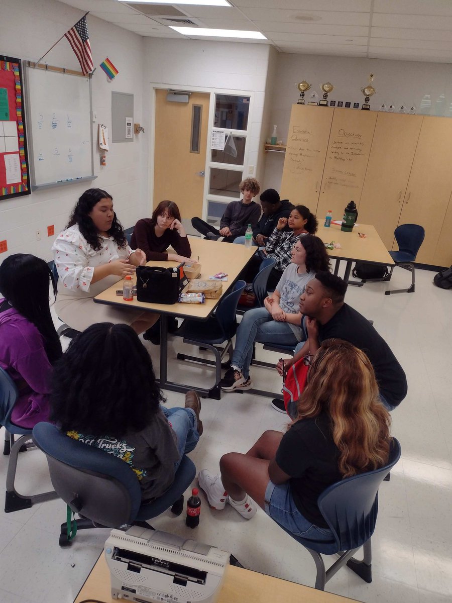SpeakUpPHS's tweet photo. Speak Up met to plan their intersectional curriculum for the year, #itgetsbetter #gsa #lgbtqia @jenifer_rayne https://t.co/LnY5PTkNhf
