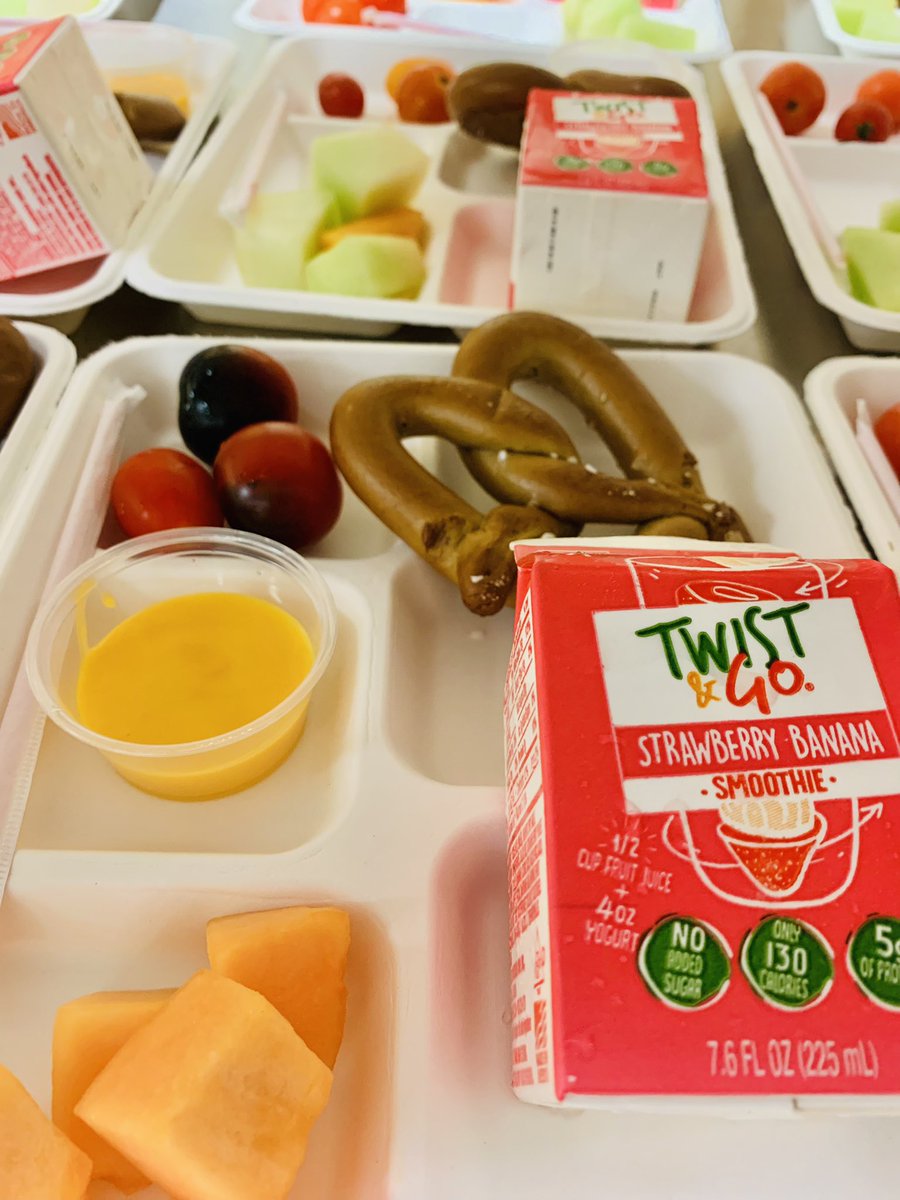 Meatless Monday’s are an opportunity to get creative in the kitchen, so today we tried a fun new option, Strawberry Banana Smoothies, alongside our popular, student-approved Soft Pretzel. #SchoolMeals4All #FeedKidsMA 

Here’s a tray from @ShakeyPride