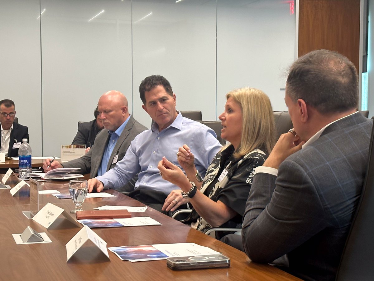 Ms. Leslie Beavers, PDCIO, led a group meeting with Mr. Michael Dell, CEO of Dell Technologies, and his leadership team to discuss #cloud computing at the edge, #ZeroTrust, user experience, workforce innovation &amp; spectrum https://t.co/EUhioTqsun