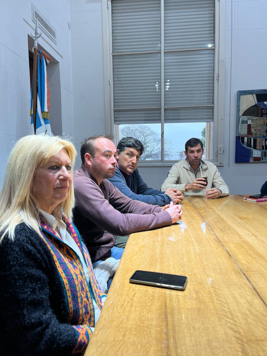 Gragostinelli's tweet photo. 📌Hoy nos reunimos con @MFernandezTL y @valenmirandaok  para charlar sobre los temas que nos preocupan como espacio. Es importante conocer las experiencias de ciudades vecinas para seguir nutriendo nuestro proyecto para Pehuajó💬💪 https://t.co/u2x3knq8Pq