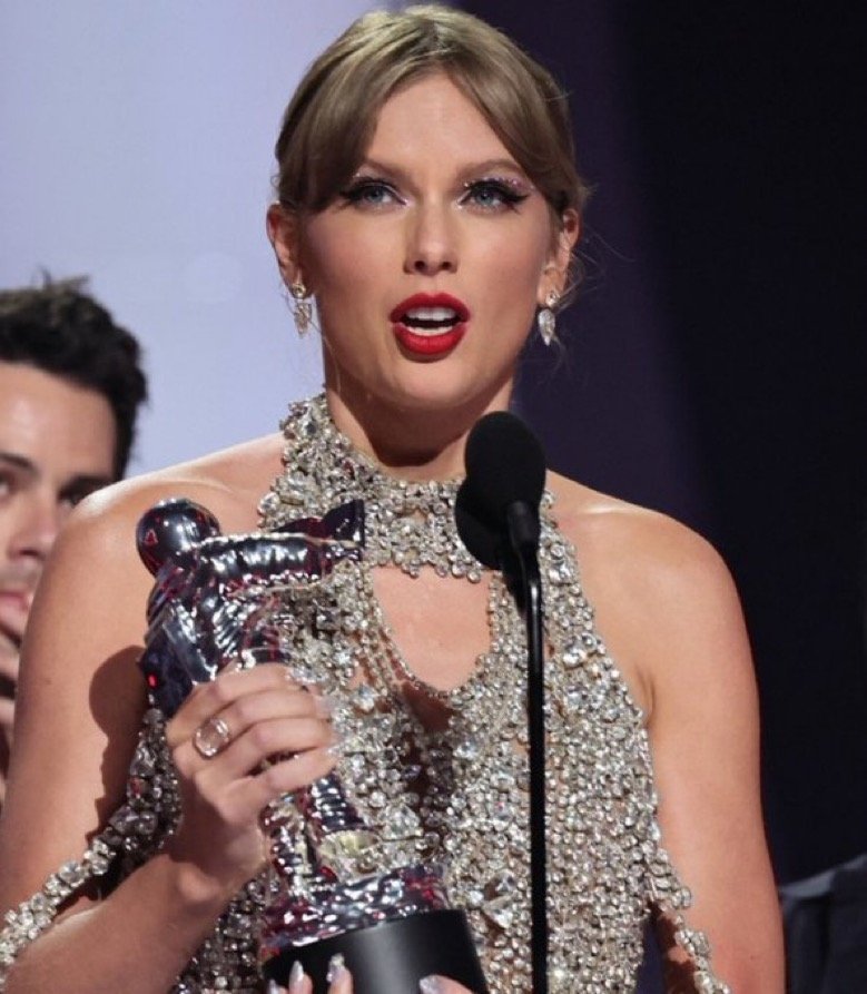 🏆| The VMAs are TOMORROW, where <a href="/TaylorSwift13/">Taylor Swift</a> is up for 10 awards!

— Do you think she's attending?
