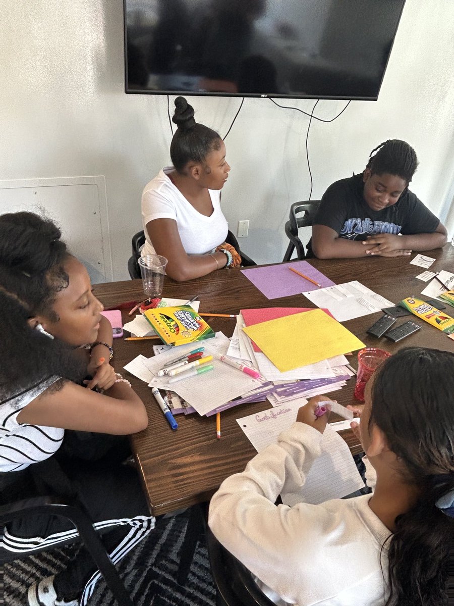 BlackSwanAcad's tweet photo. We're so proud of our youth for participating in political education and stretching and growing their perspectives. They had the opportunity to learn about the history of policing and how it impacts them. #polied #learnandgrow ๐ช๐ https://t.co/xlwghkwB2n